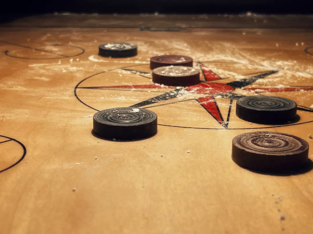 Carrom Board mitten im laufenden Spiel