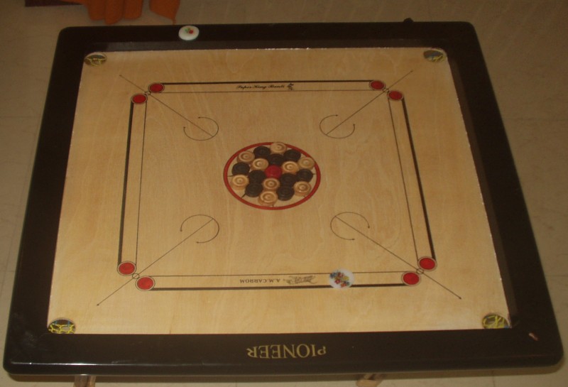 Carrombrett mit Spielfeld, Taschen und Markierungen