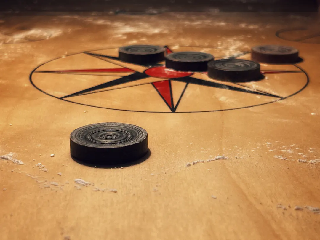Carrom Board mit Spielsteinen während einer Partie