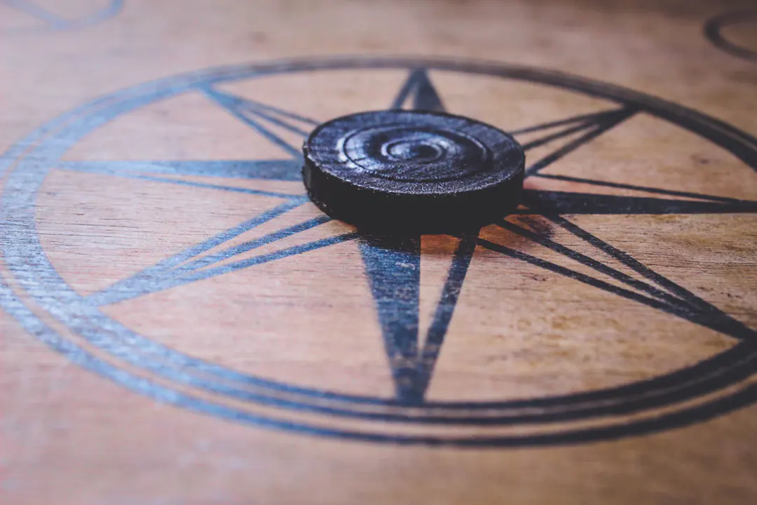 Nahaufnahme eines Carrom Strikers auf dem Board