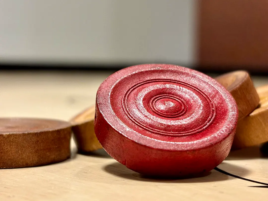 Carrom Board mit Spielfläche und Spielsteinen