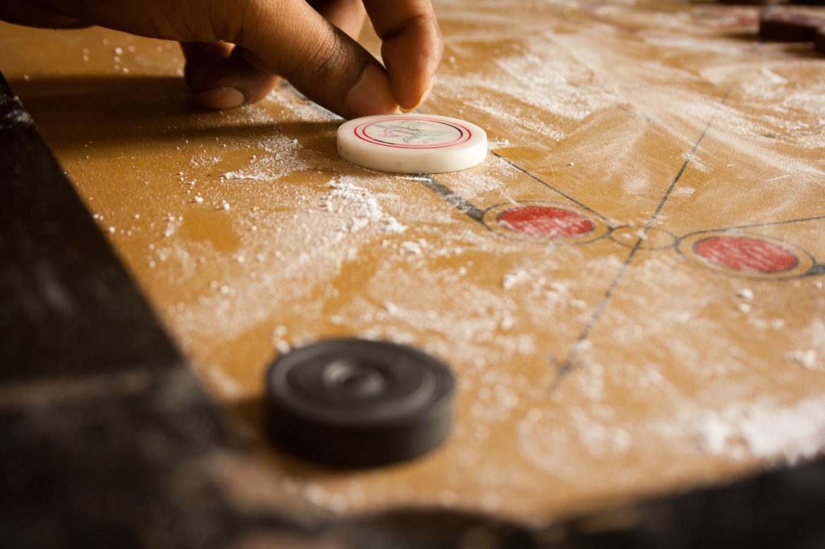 Carrom Board beim Spielen