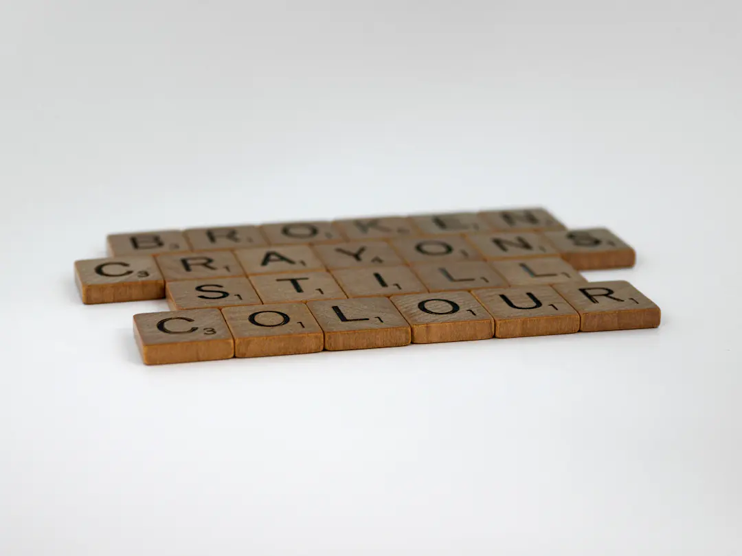 Holzbuchstaben als Symbol für unterschiedliche Schreibweisen eines Begriffs