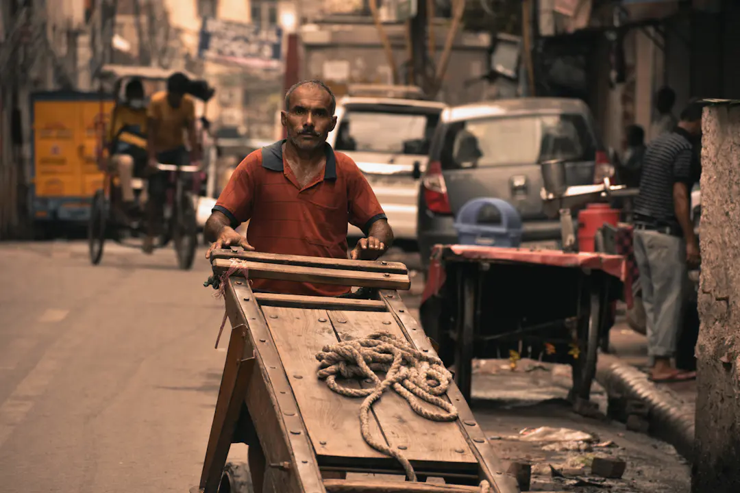 Straßenszene in Indien als historischer Kontext zur Herkunft von Carrom