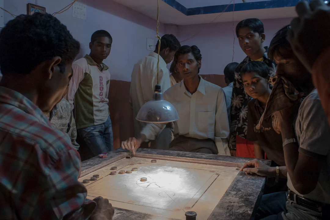 Carrom Board mit Spielsteinen als Titelbild für die Carrom Kaufberatung
