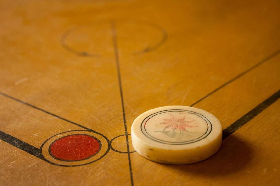 Carrom Striker auf dem Spielbrett