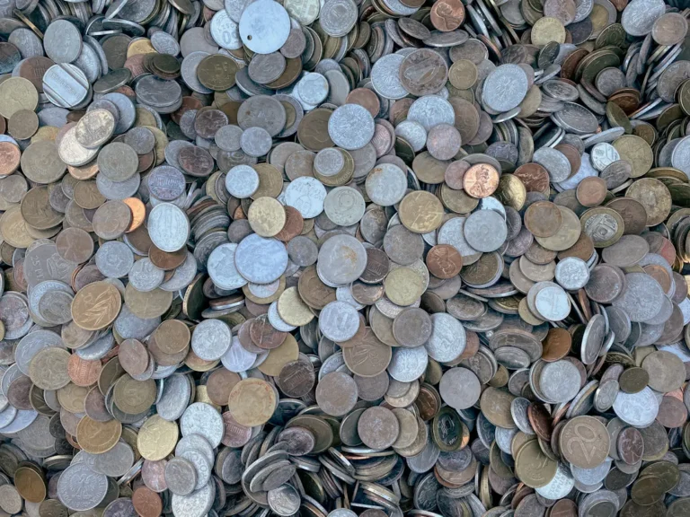 Verschiedene Münzen als Symbol für den kuriosen Mini-Carrom-Fund für 50 Cent