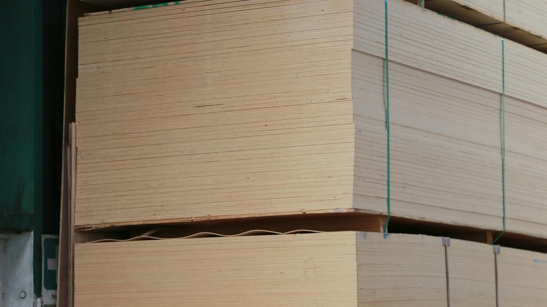 Gestapelte Holzplatten als Symbol für Holzwerkstoffe bei Carrom Boards
