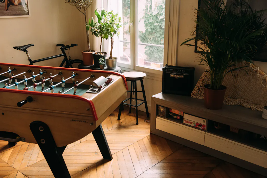 Air-Hockey-Tisch in einem Innenraum als Beispiel für einen zusätzlichen Spielmodus eines 5-in-1 Spieltischs