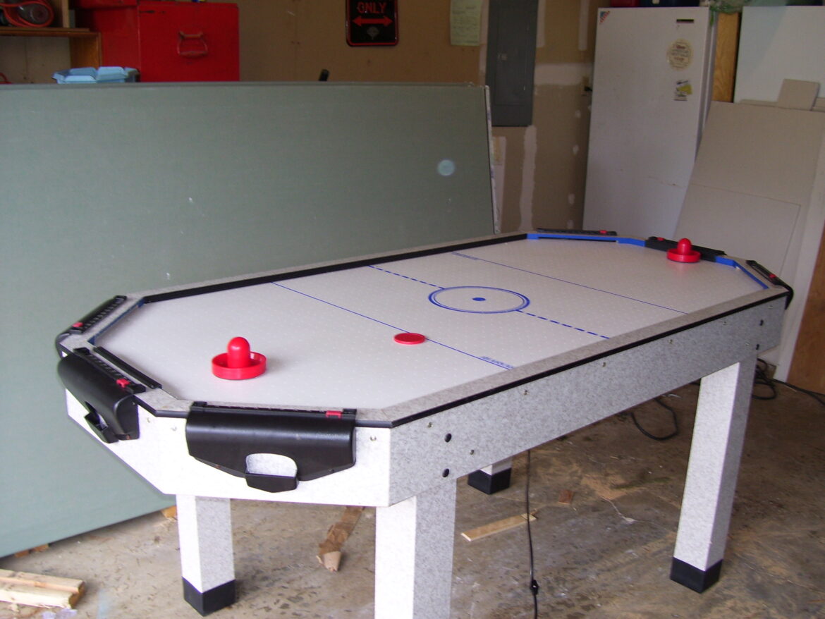 Air Hockey Tisch mit Puck und zwei Schlägern