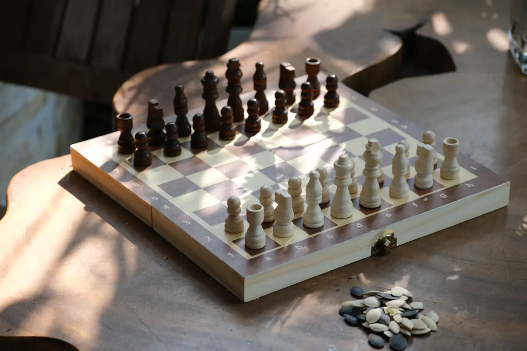Klassisches Schachbrett bereit für eine Partie als analoge Geschenkidee