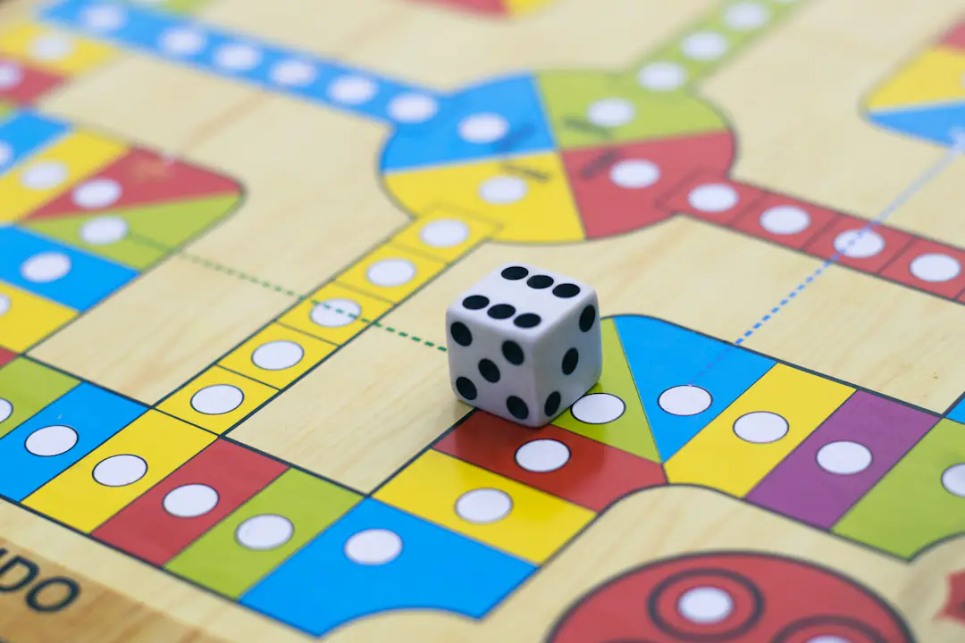 Klassisches analoges Brettspiel mit Würfeln auf dem Tisch