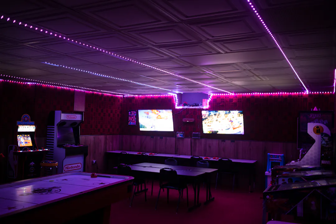 Spielraum mit mehreren Tischspielen als Beispiel für eine Billard Tischtennis Air Hockey Kombination