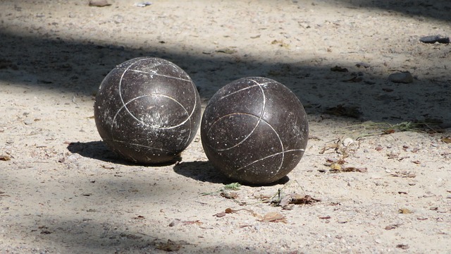 Boccia Kugeln beziehungsweise Boule Kugeln für ein Spiel im Freien