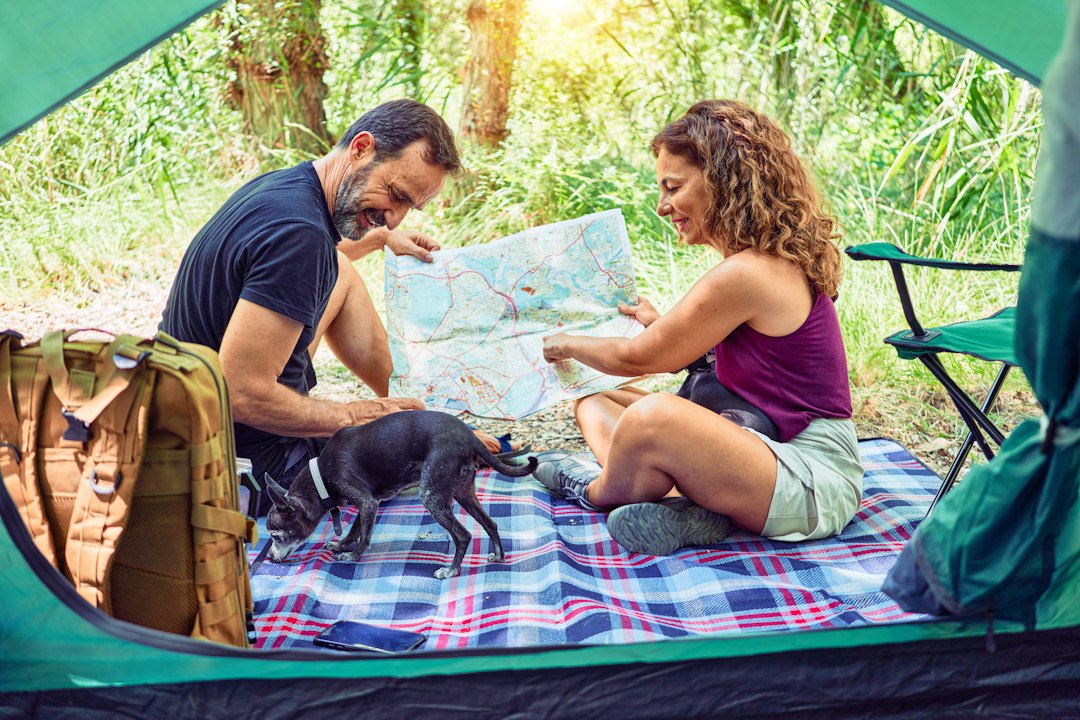 Zwei Menschen verbringen gemeinsam Zeit beim Camping im Wald
