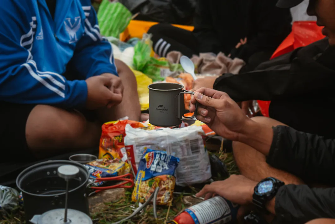 Freunde sitzen beim Camping zusammen und unterhalten sich ohne Spielmaterial
