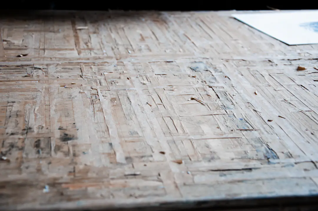 Beschädigte und abgenutzte Holzoberfläche als Detailmotiv für Kratzer und Schäden am Carrom Board