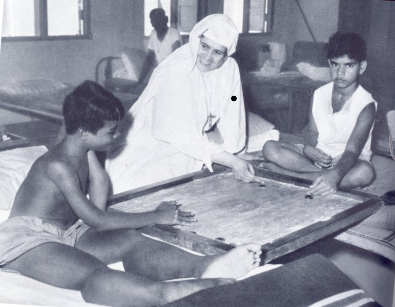 Kinder spielen gemeinsam Carrom als konkretes Motiv für einfache Carrom Regeln für Kinder