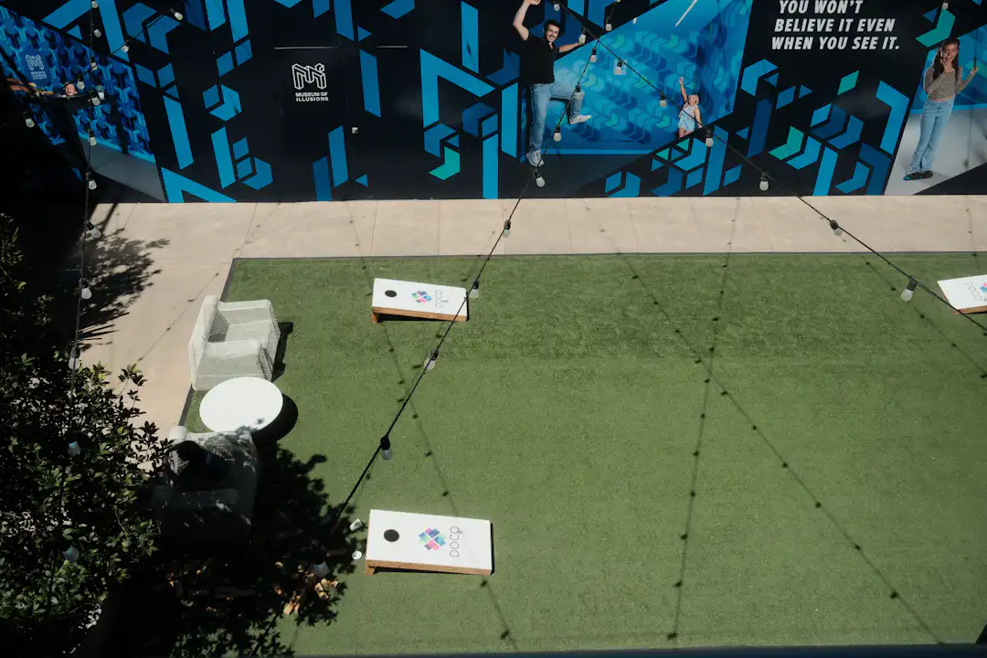 Cornhole Boards in einem Außenbereich als Titelbild für die Cornhole Kaufberatung