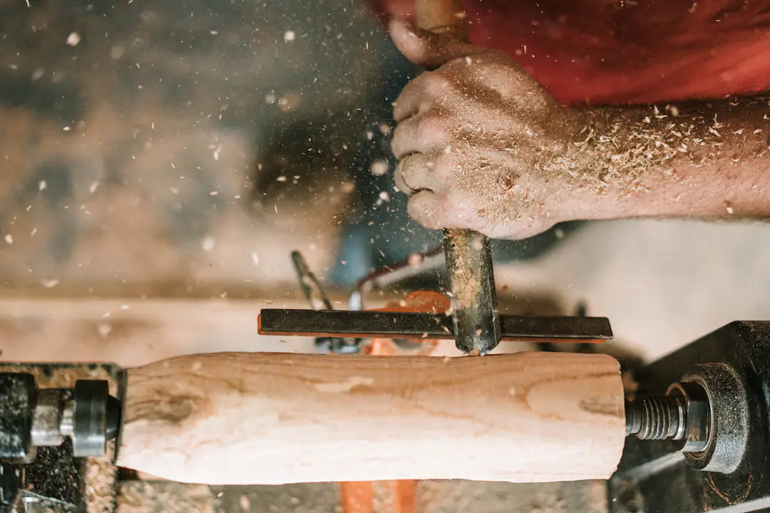 Hand mit Werkzeug bei einem selbst gebauten Holzprojekt