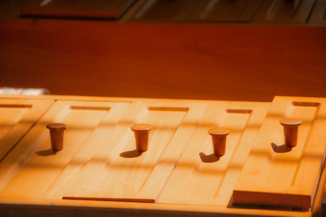 Holzspiel auf einem Tisch als Motiv für Geschicklichkeitsspiele für Erwachsene