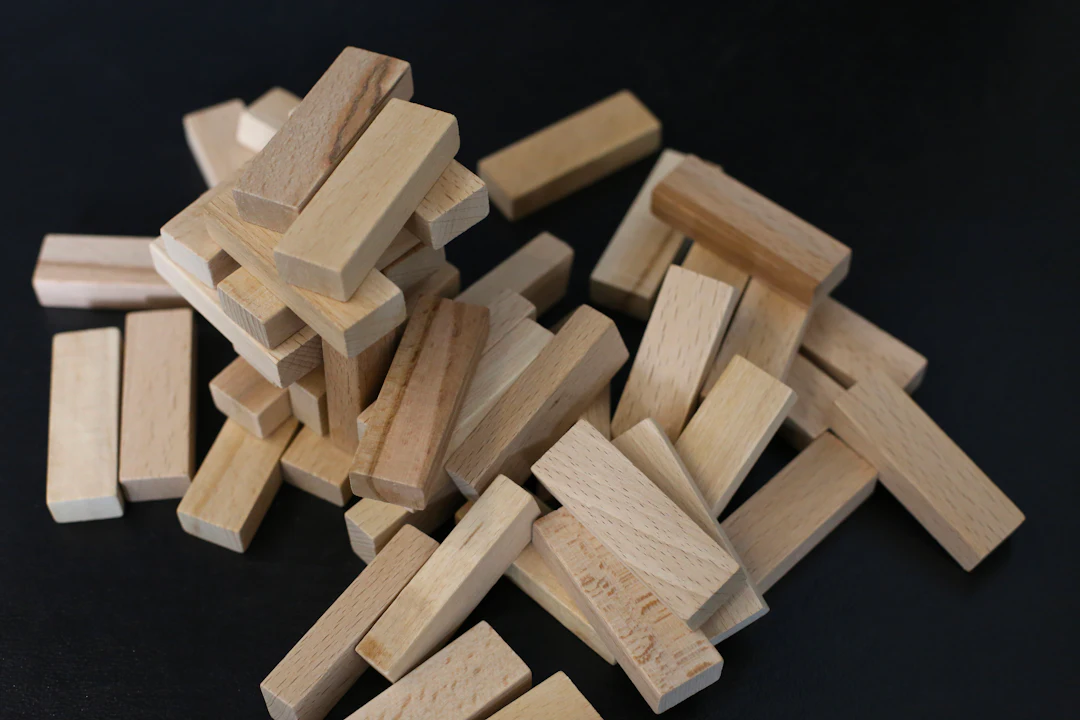 Holz Wackelturm als Motiv für Geschicklichkeitsspiele ohne Würfel und Würfelglück