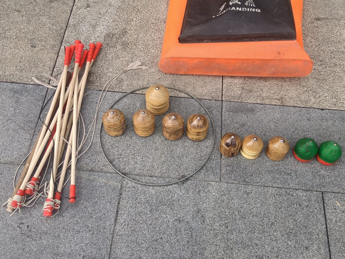 Holzkreisel als Symbolbild für Tiroler Roulette