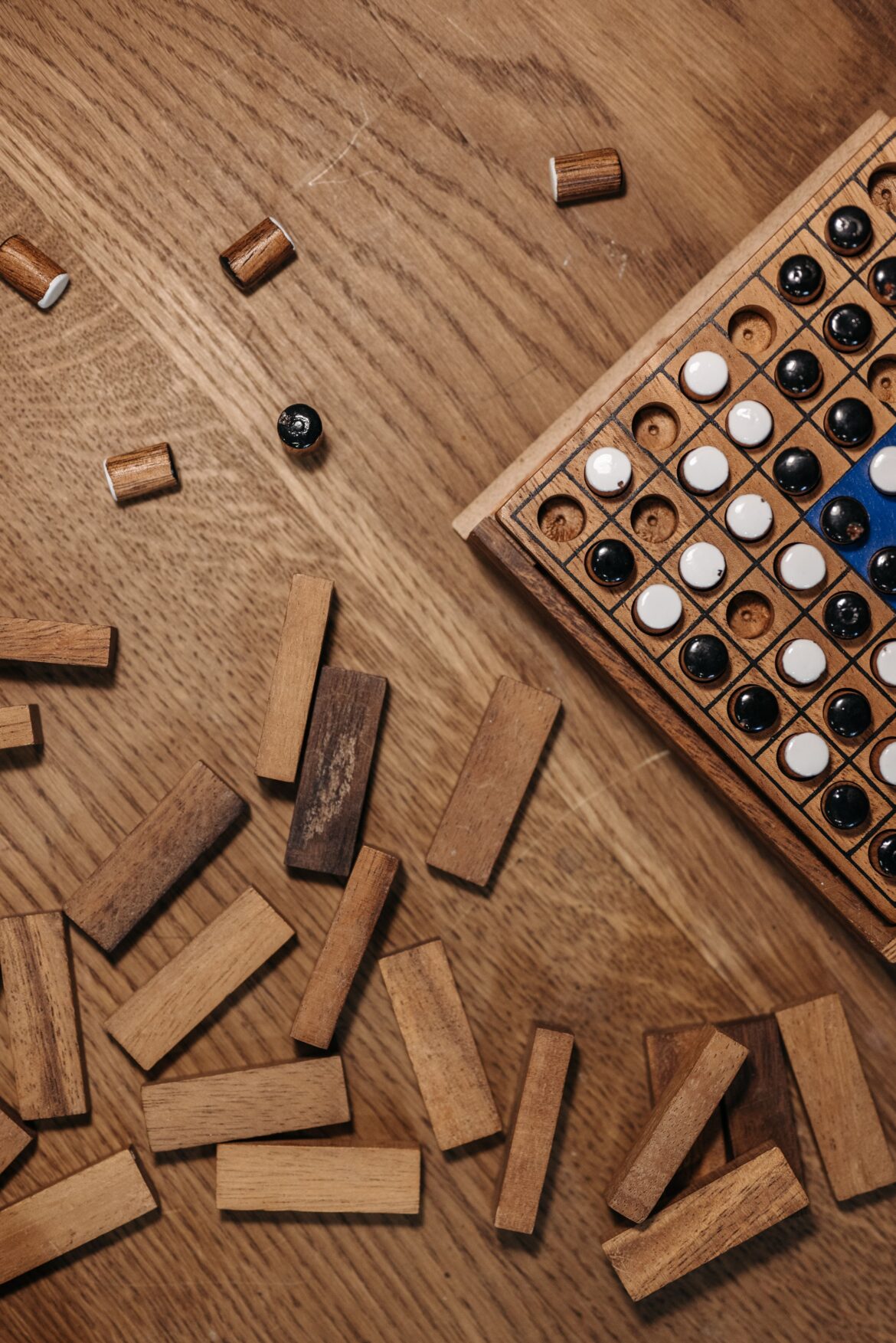 Holzspiele auf einem Tisch – Symbolbild für Brett- und Geschicklichkeitsspiele