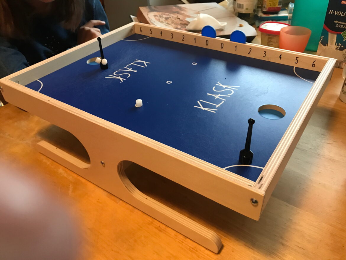 KLASK Geschicklichkeitsspiel auf einem Tisch