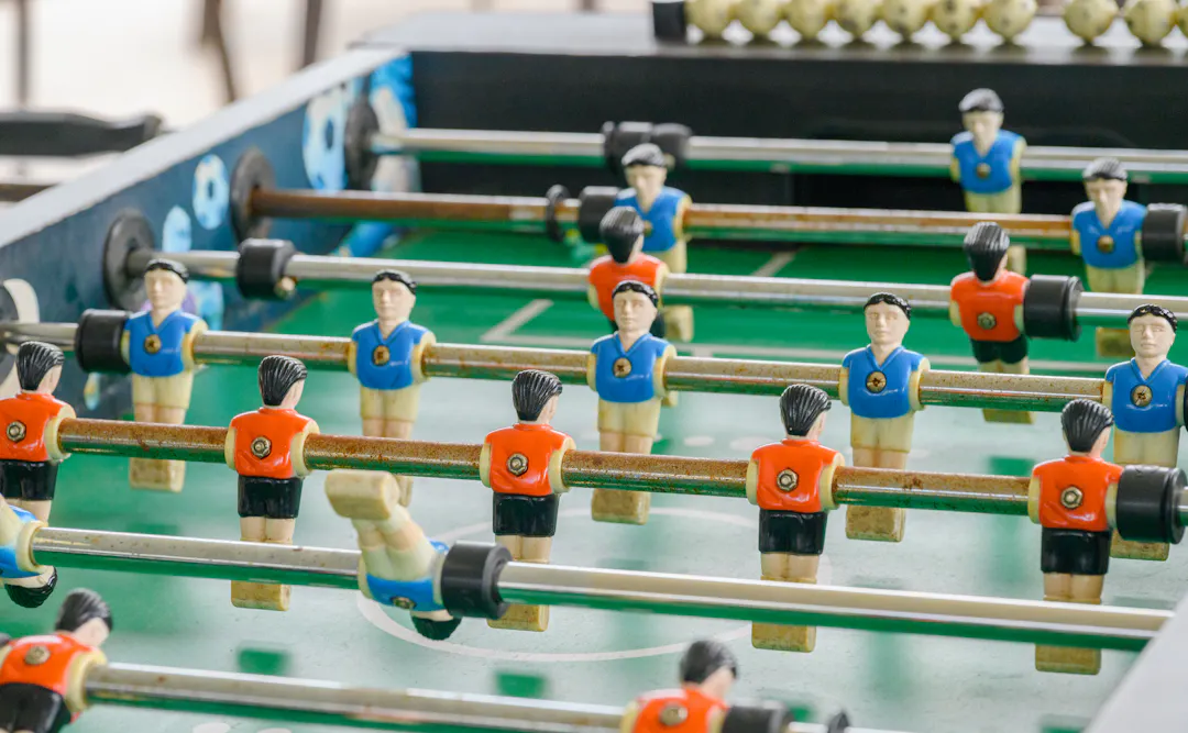 Kicker Tisch als eine der beiden Spielflächen einer Kicker Billard Kombination