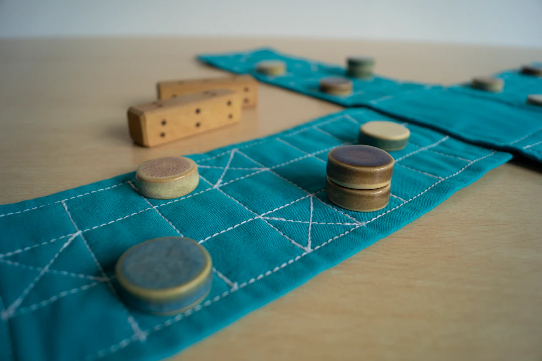 Kompaktes Brettspiel als Motiv für kleine Tischspiele mit wenig Platzbedarf