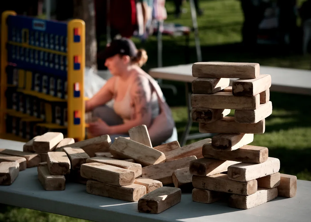 Holzklötze eines Wurfspiels im Freien als Symbol für Kubb und Wikingerschach