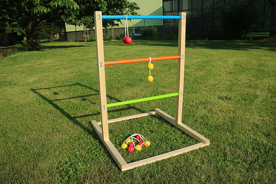 Leitergolf Set mit Leiter und Bolas auf einer Wiese