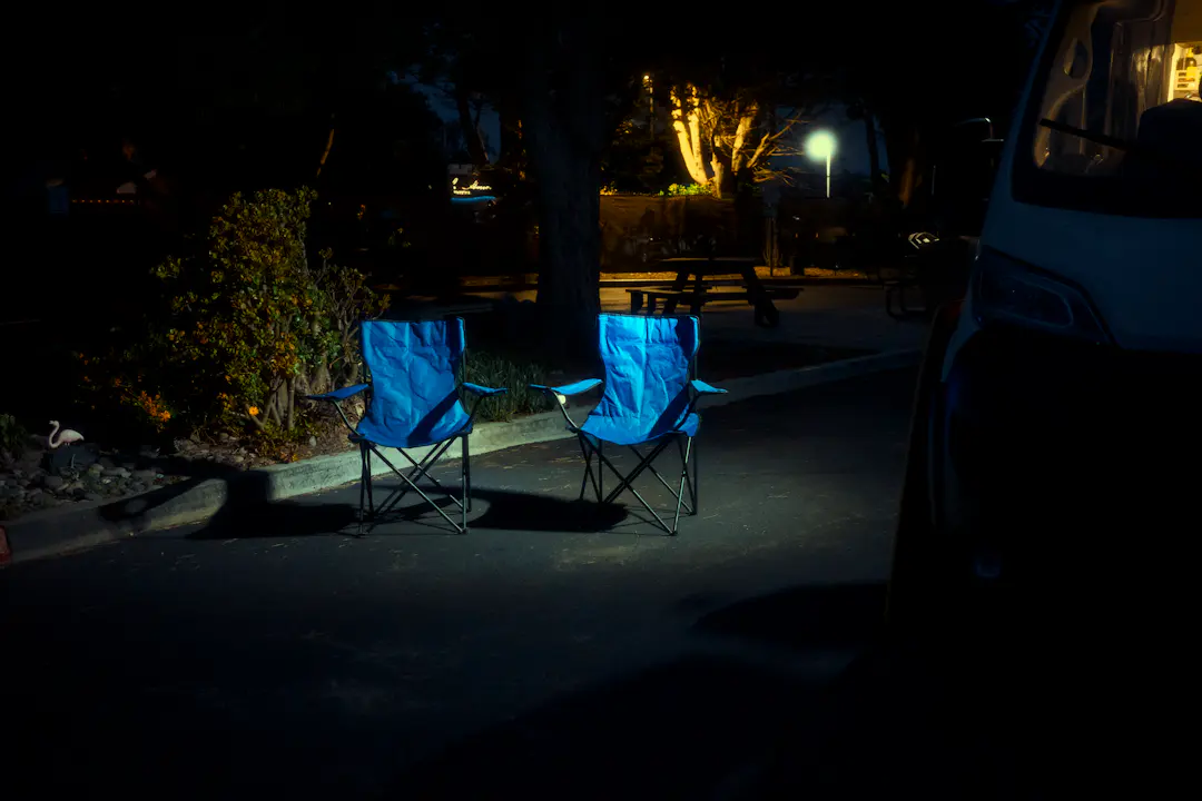 Zwei Campingstühle auf einem Campingplatz am Abend