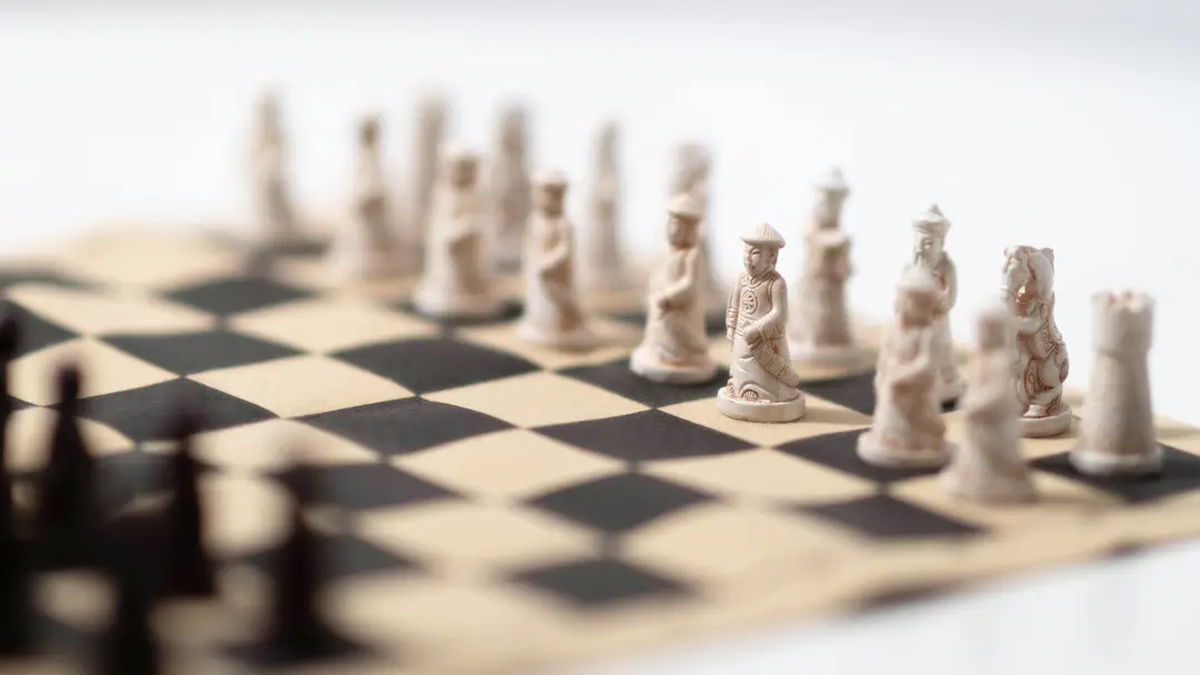 Strategisches Brettspiel mit klarer geometrischer Spielfläche