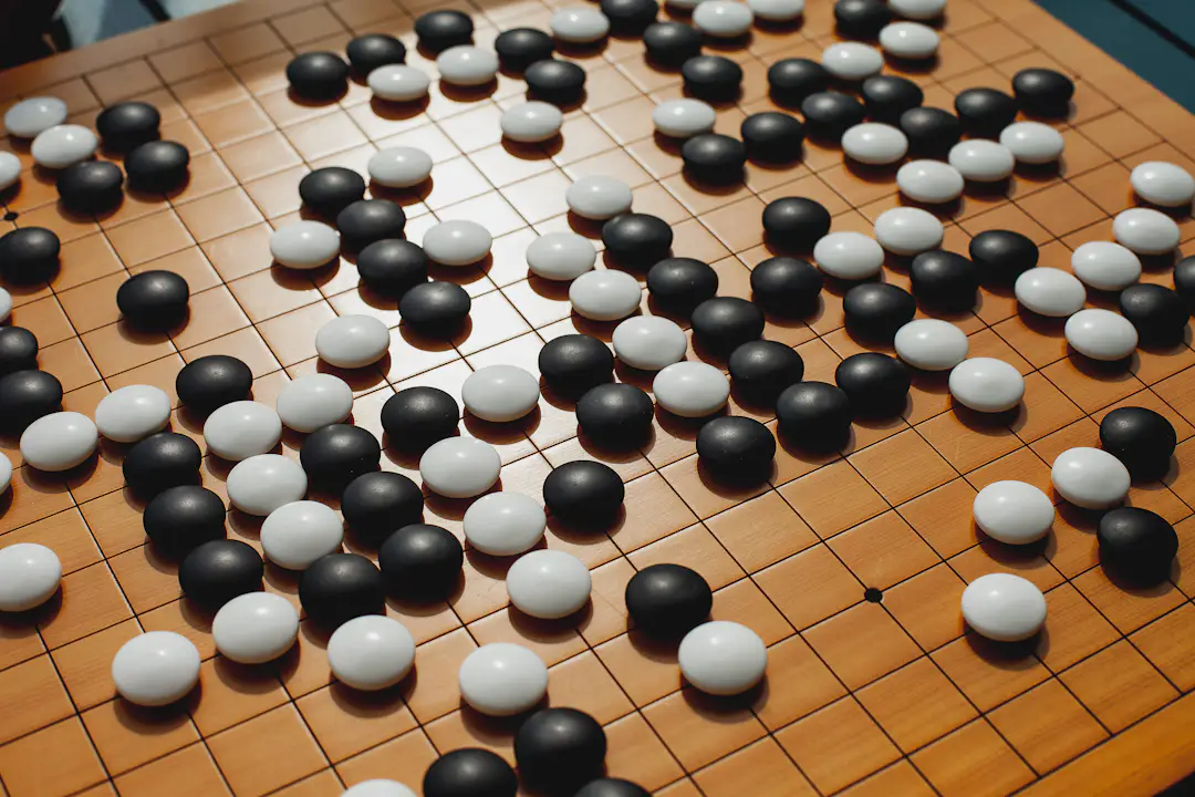 Schwarz weiße Spielsteine auf einem Strategiespielbrett