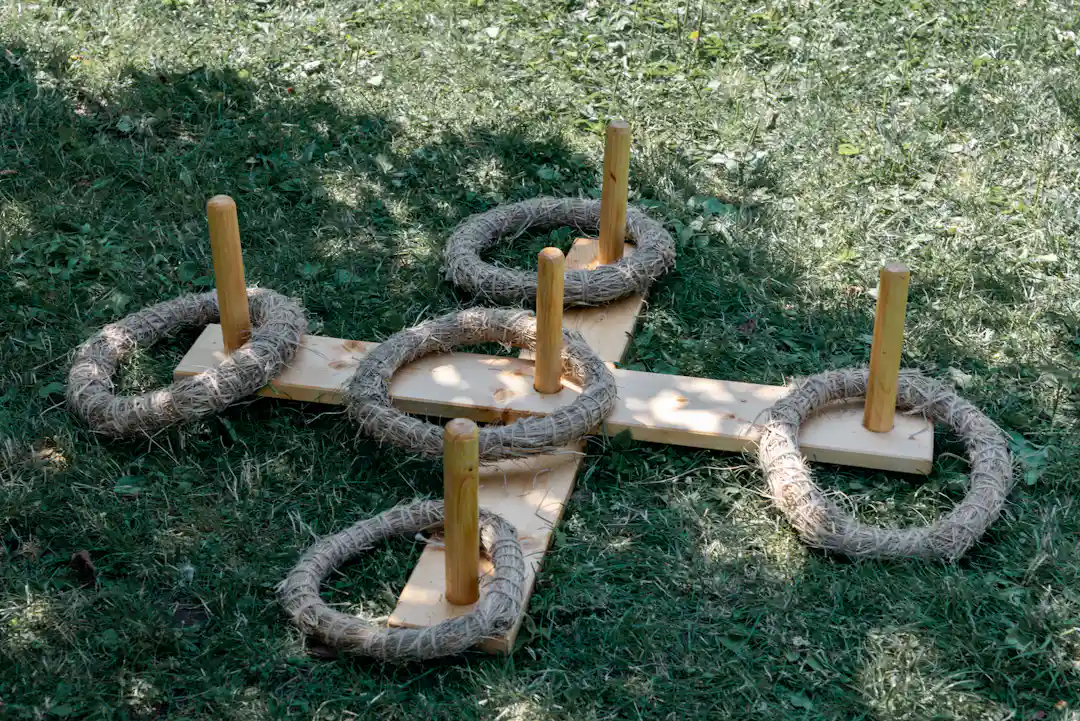 Ringwurfspiel aus Holz mit Ringen auf einer Wiese