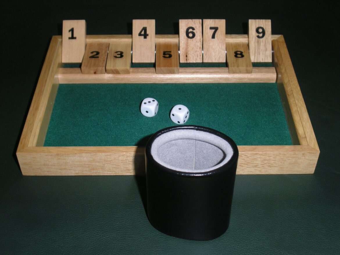 Shut the Box Holzspiel mit Zahlenklappen und Würfeln