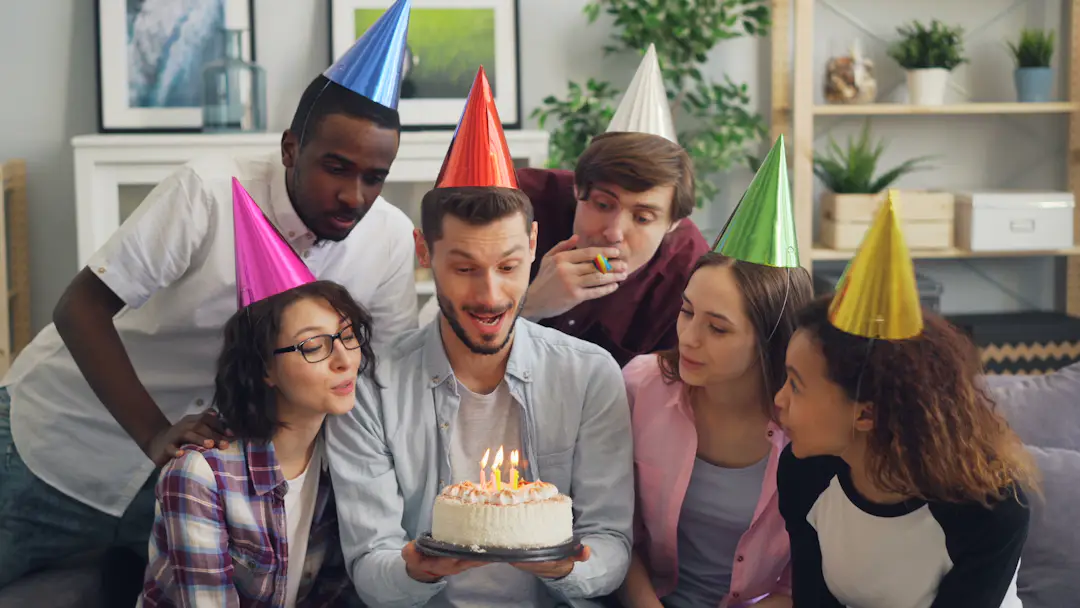 Freunde feiern gemeinsam einen Geburtstag mit Kuchen