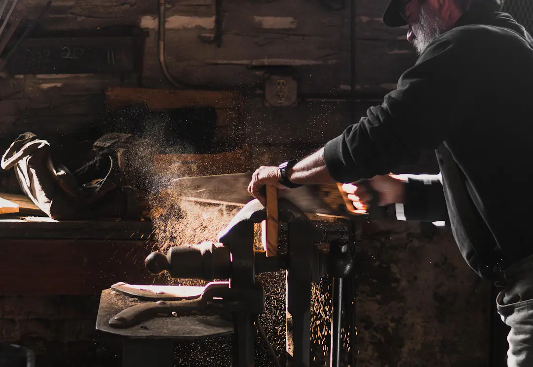 Person sägt Holz in einer Werkstatt für ein DIY Projekt