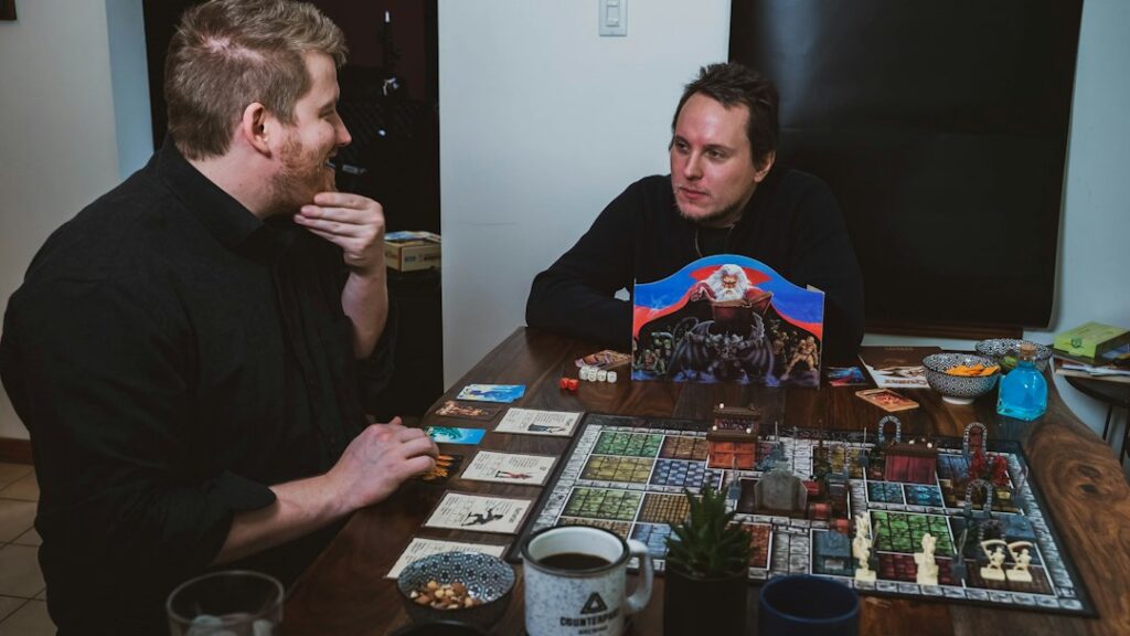 Erwachsene spielen gemeinsam ein Brettspiel am Tisch