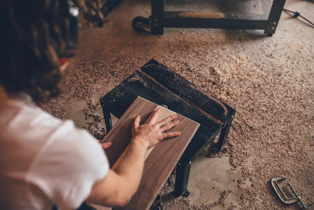 Holzwerker in einer Werkstatt bei einem DIY Projekt