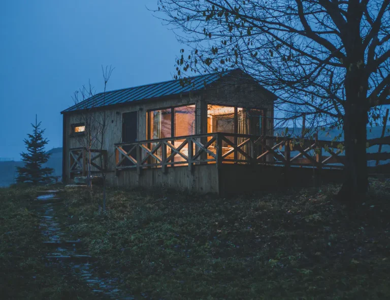 Gemütliches Ferienhaus beziehungsweise Hütte am Abend