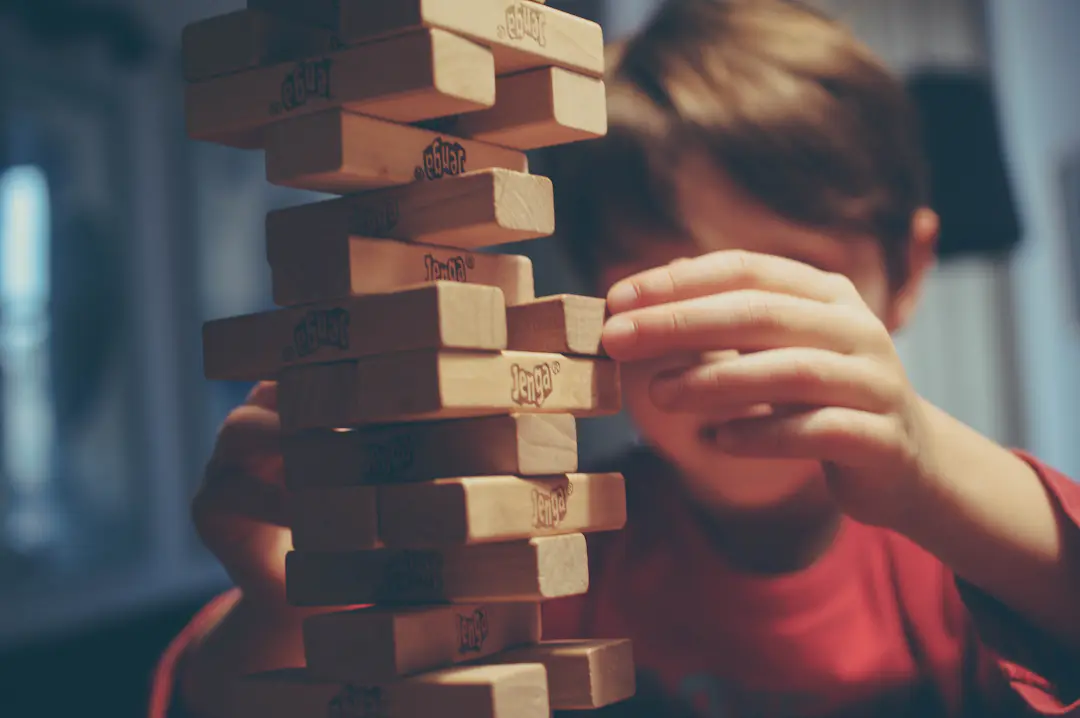 Hände bei einer gemeinsamen Spielrunde als Motiv für Strategie und Geschick