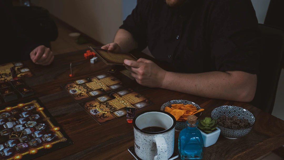 Zwei Erwachsene bei einer gemeinsamen Brettspielrunde als Motiv für unterschiedliche Spielmechaniken