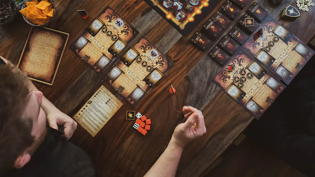 Person spielt ein analoges Brettspiel als Motiv für Spiele ohne Karten