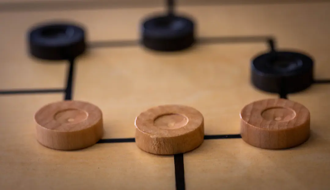 Holzspielsteine auf einem Brett als Motiv für Spiele ohne Würfel und Würfelglück