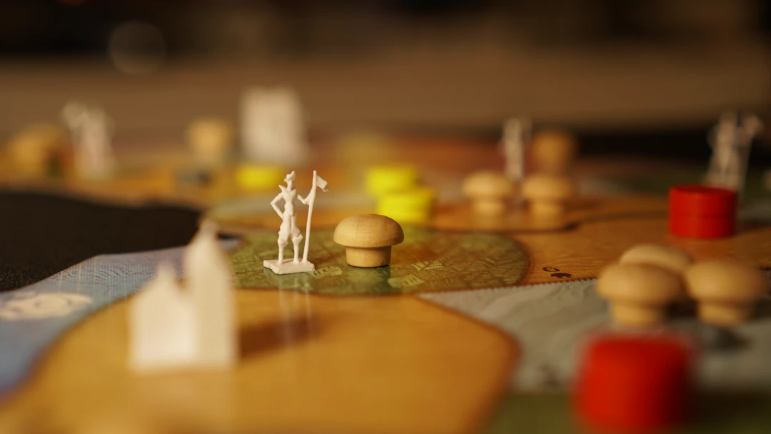 Bereit aufgebautes Tischspiel als Motiv für Spiele ohne langen Aufbau und schnelle Spielrunden