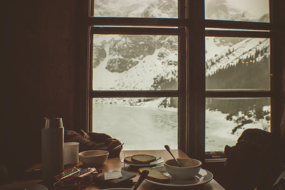 Heiße Tasse am Fenster an einem verregneten Urlaubstag