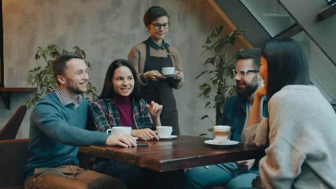 Freunde verbringen gemeinsam einen geselligen Abend am Tisch